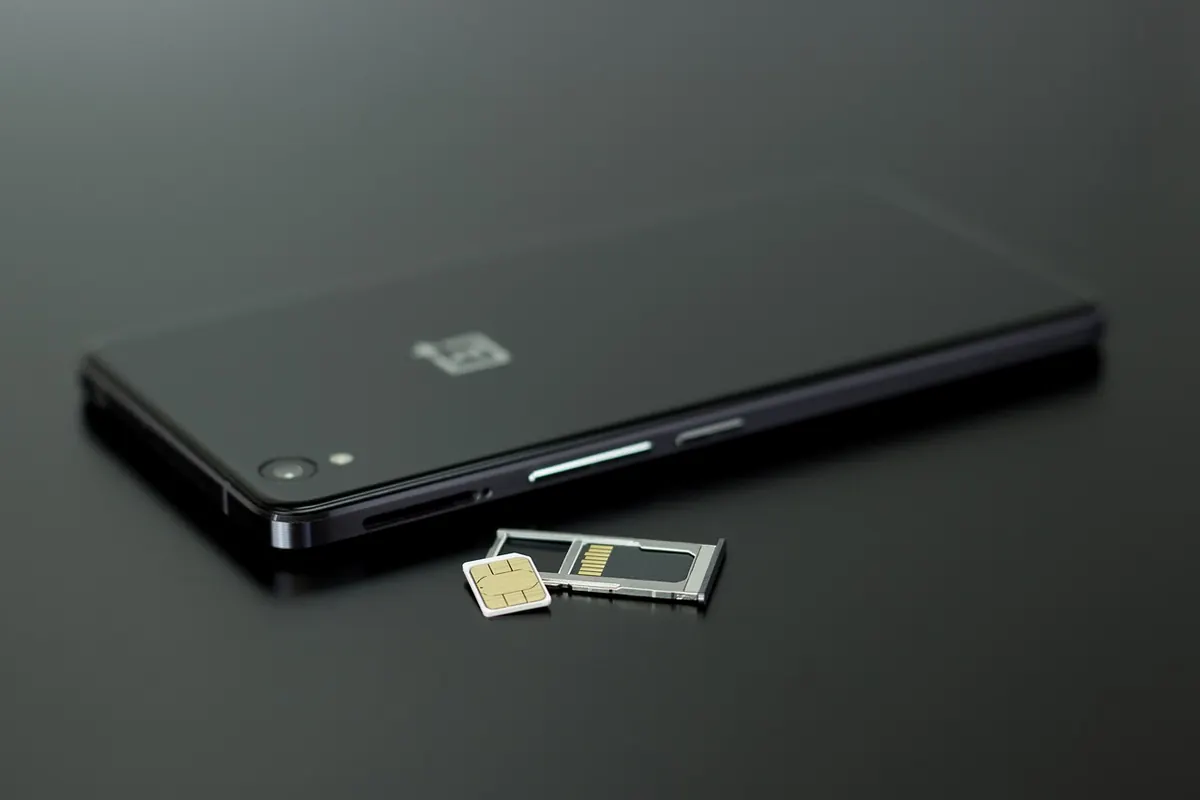 Wi-Fi and SIM Cards for Nomads: eSIM vs Local SIM vs Pocket Wi-Fi Compared